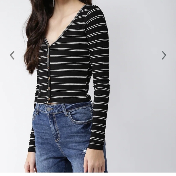 Forever 21 women black and white stripwd cropped fitted top. - Picture 3 of 3